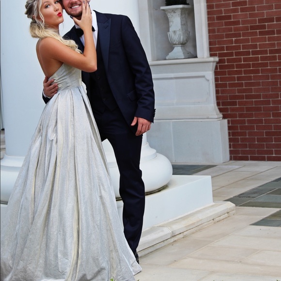 Prom dress - Picture 1 of 3